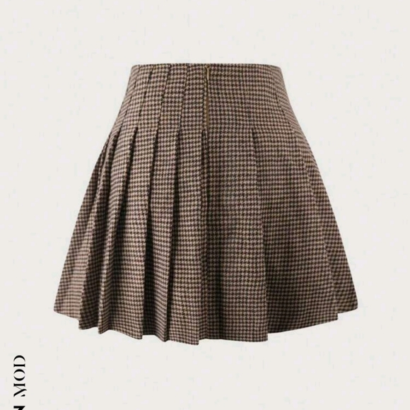 New Buckled Pleated Skirt - Picture 4 of 5